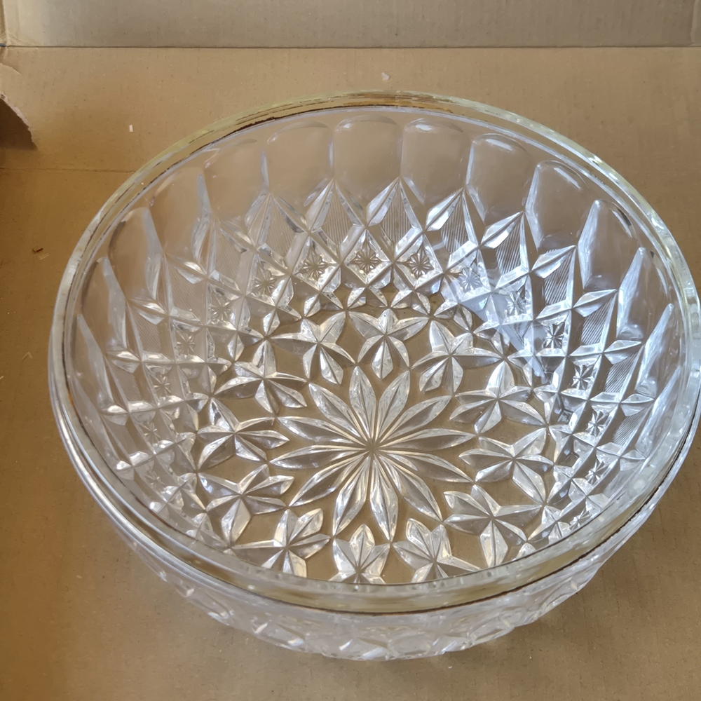 Vintage Crystal Bowl-Heavy  9” Glass Fruit Bowl Beautiful Sunburst Pattern